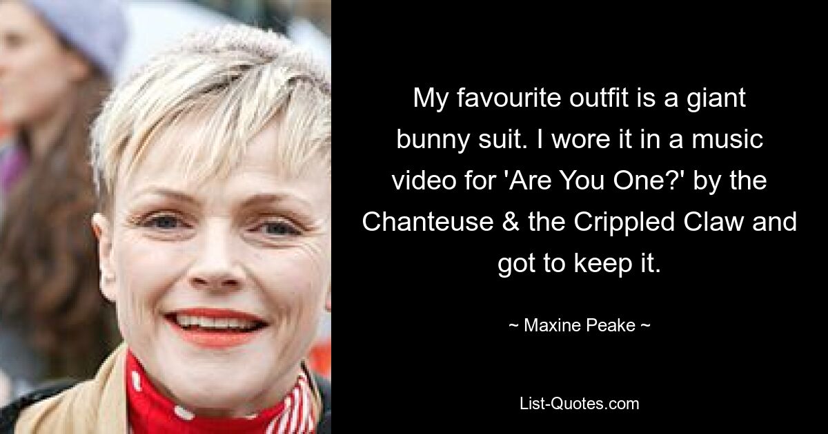 Mein Lieblingsoutfit ist ein riesiger Hasenanzug. Ich habe es in einem Musikvideo zu „Are You One?“ getragen. von der Chanteuse und der verkrüppelten Klaue und durfte es behalten. — © Maxine Peake 