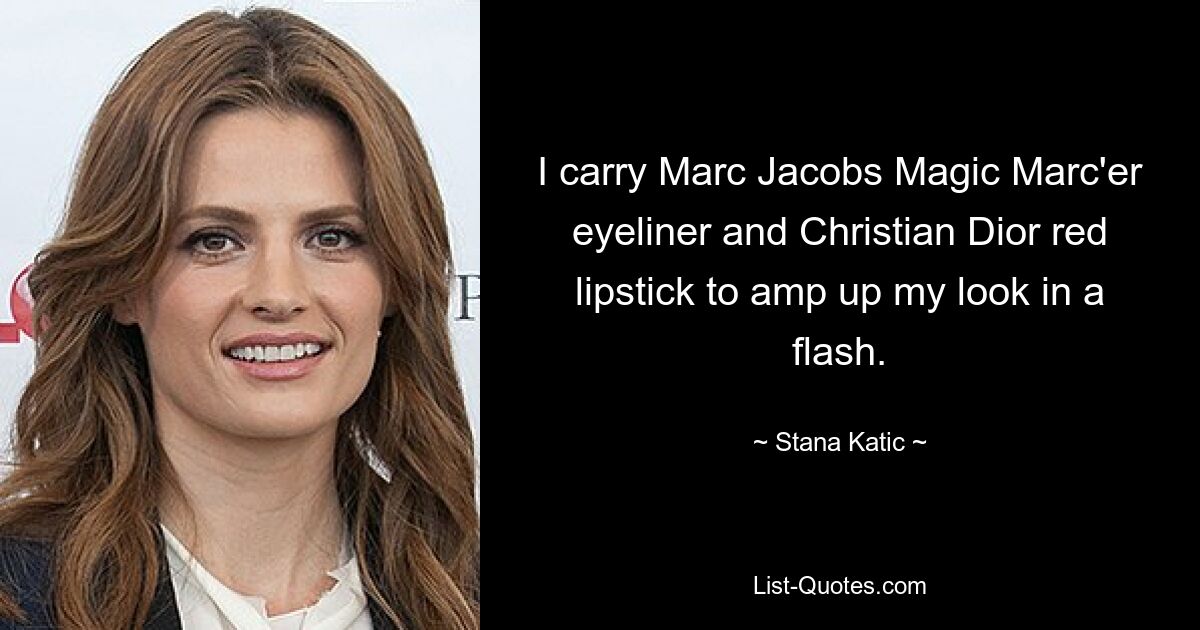 Ich trage den Magic Marc&#39;er Eyeliner von Marc Jacobs und den roten Lippenstift von Christian Dior, um meinen Look im Handumdrehen zu verstärken. — © Stana Katic 